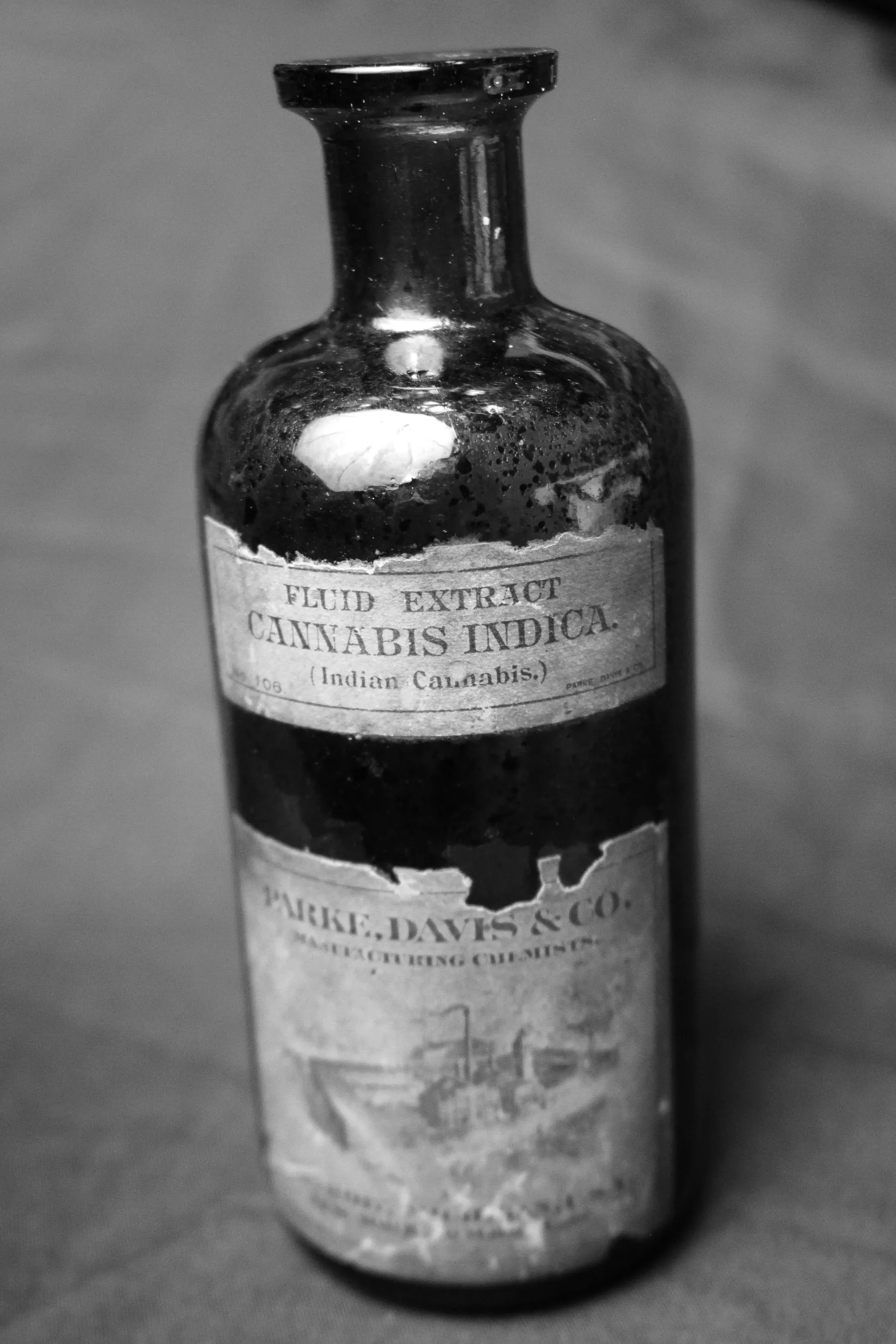Historische Apothekenflasche Cannabis Indica Extrakt um 1900